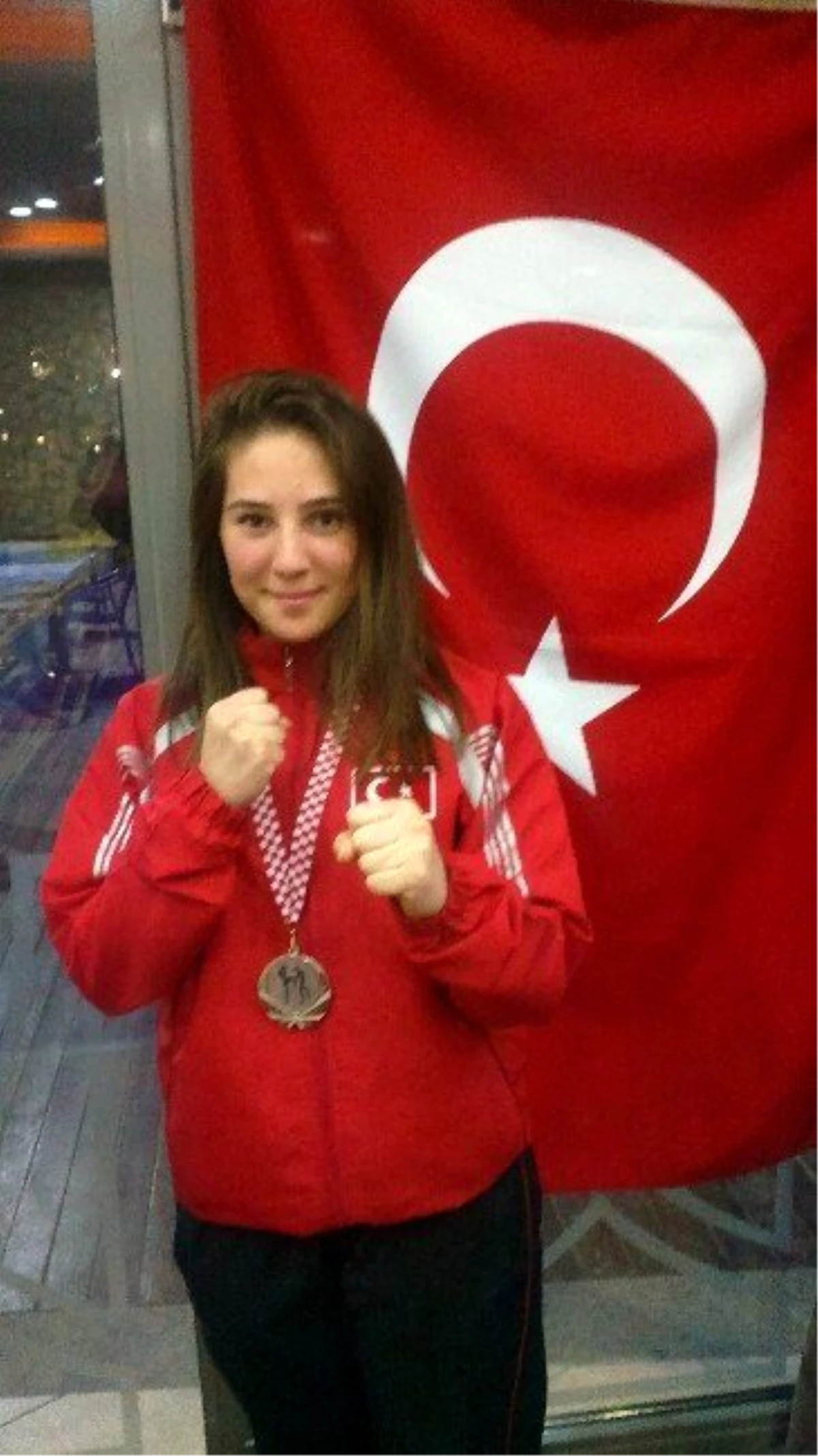 Mudanyalı Kickboks Sporcusu Öznür Balkan Şampiyonu Oldu