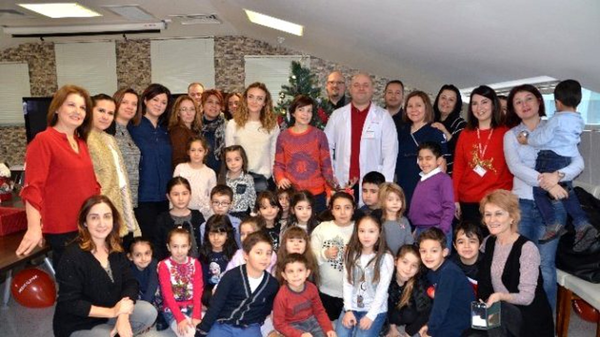 Öğrencilerden Lösemili Çocuklara Yeni Yıl Ziyareti