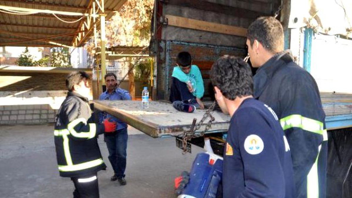 Okulda Sıra Taşıtılan Öğrencinin Ayağı Kasaya Sıkıştı
