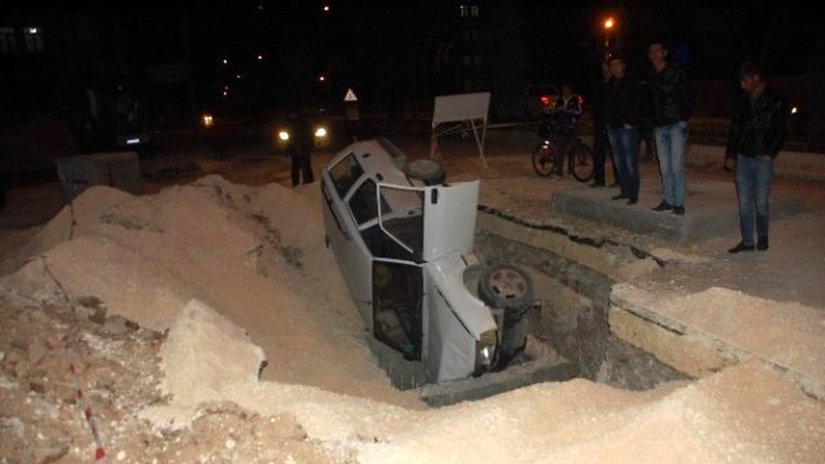 Otomobil Belediyenin Kazdığı Çukura Düştü