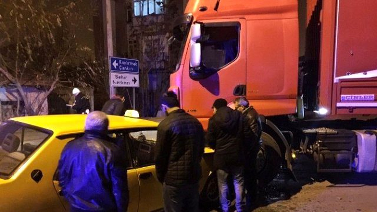Otomobil ile Tır Kafa Kafaya Çarpıştı