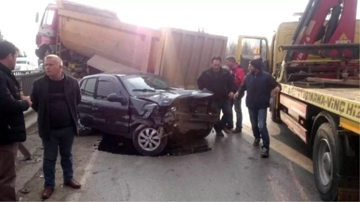 Otomobili Biçen Kamyon Bariyerleri Aşıp Korkuluklara Çıktı