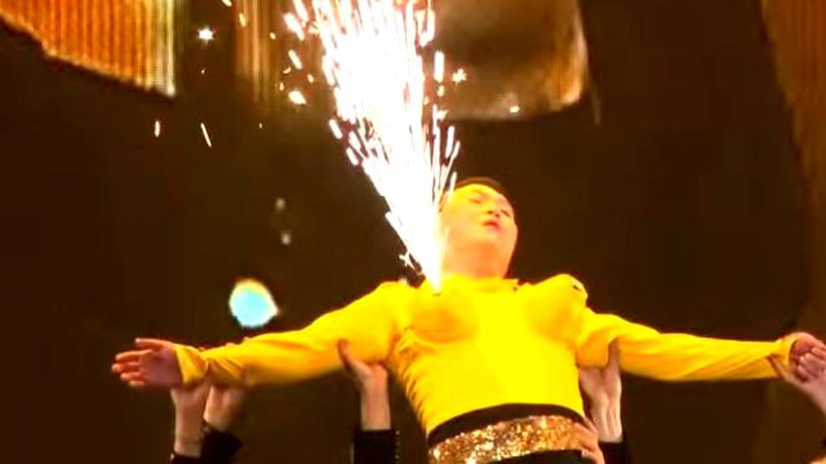 PSY'den Garip Sahne Performansı: Göğsünde Fişek Yaktı!