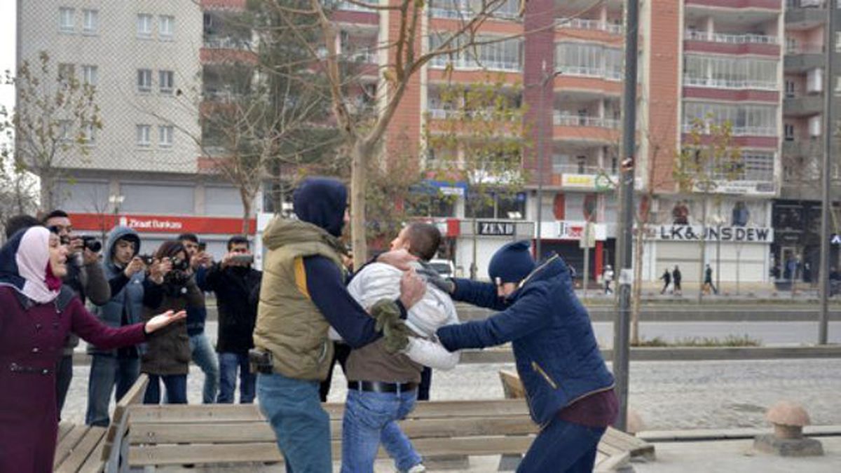 Batman'da Gerginlik! HDP'li Vekil, Polisle Tartıştı; Polisler Havaya Ateş Açtı