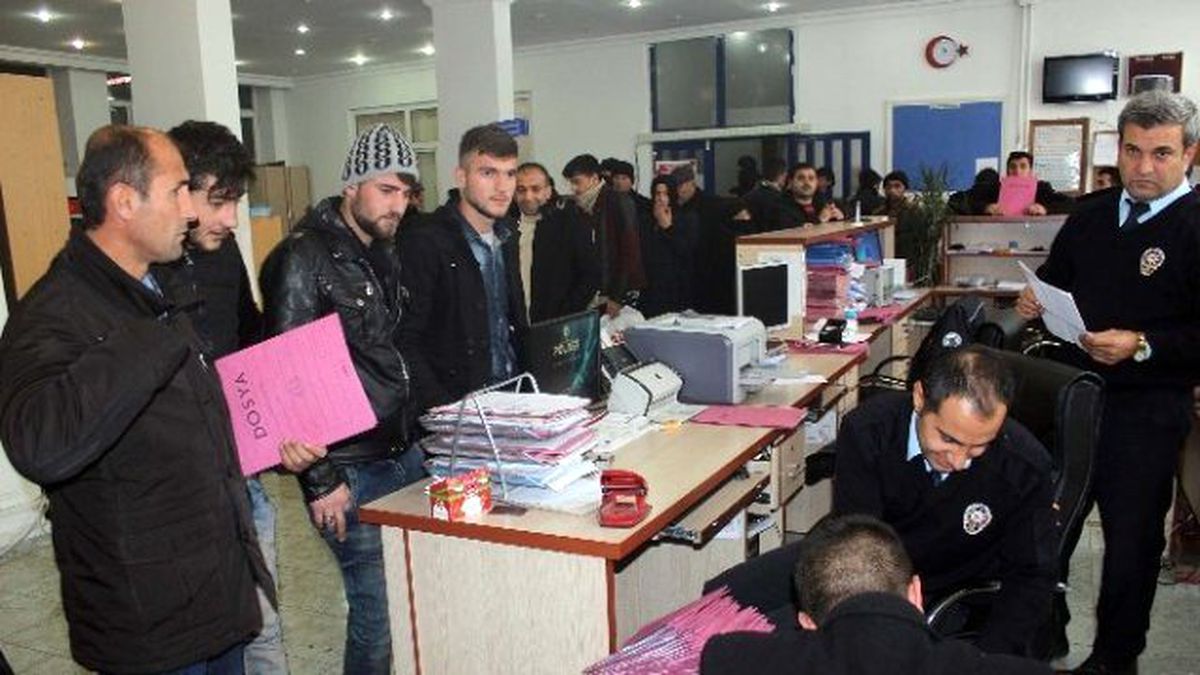 Stajyer Sürücü\' Olmamak İçin Trafik Müdürlüğüne Akın Ettiler