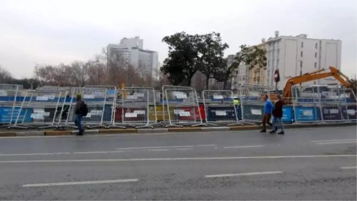 Taksim Meydanı\'na Polis Bariyerleri Getirildi