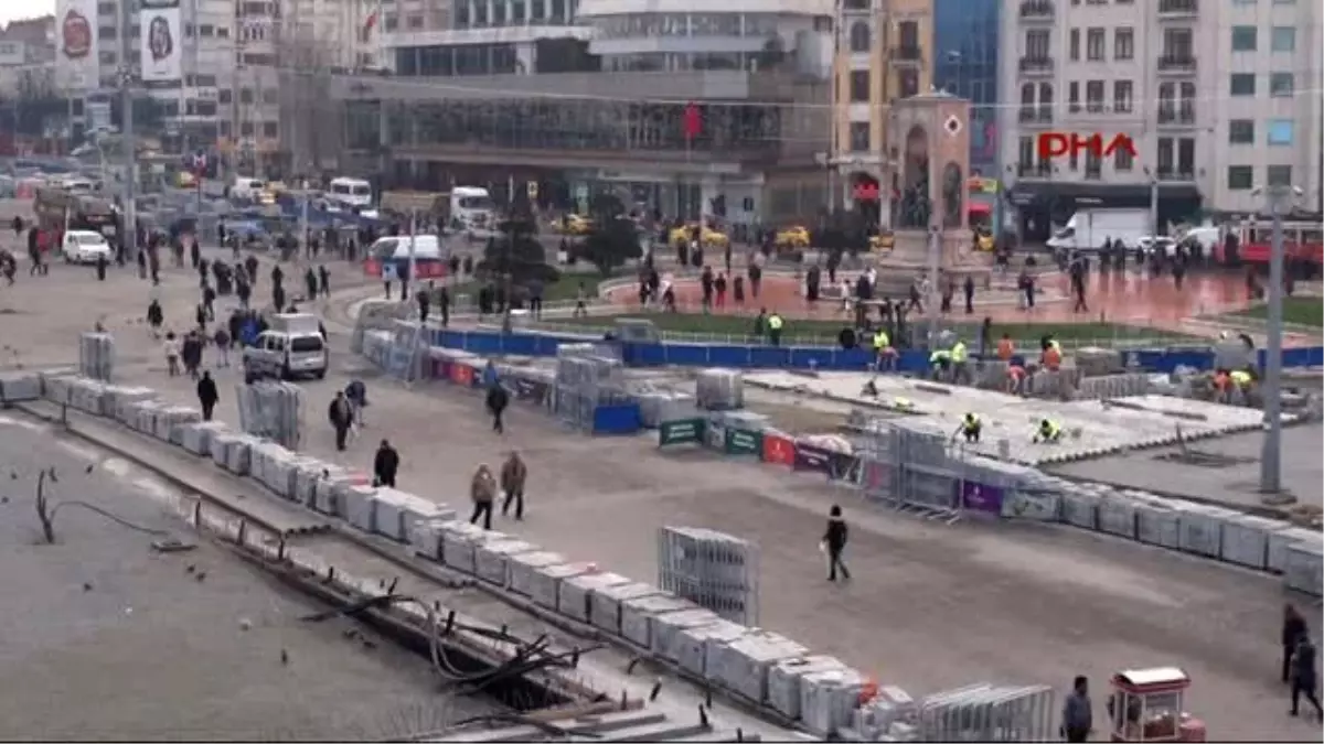 Taksim Meydanı\'na Polis Bariyerleri Getirildi