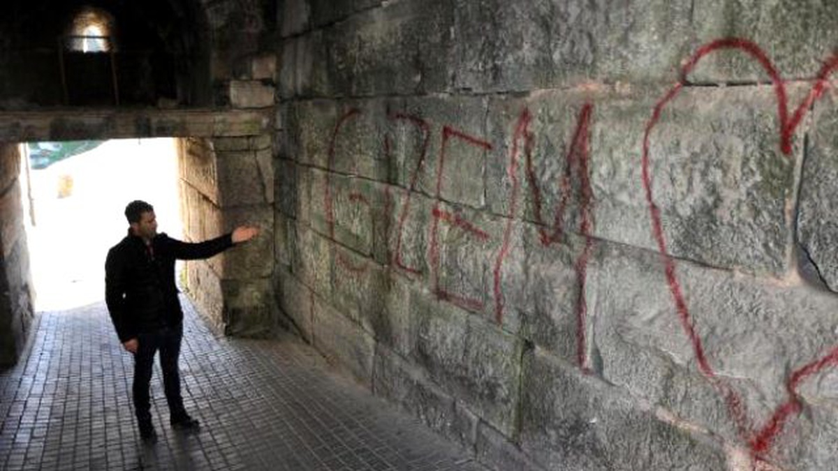 Tarihi Amasra Kalesi\'nde Sprey Yazı Kirliliği