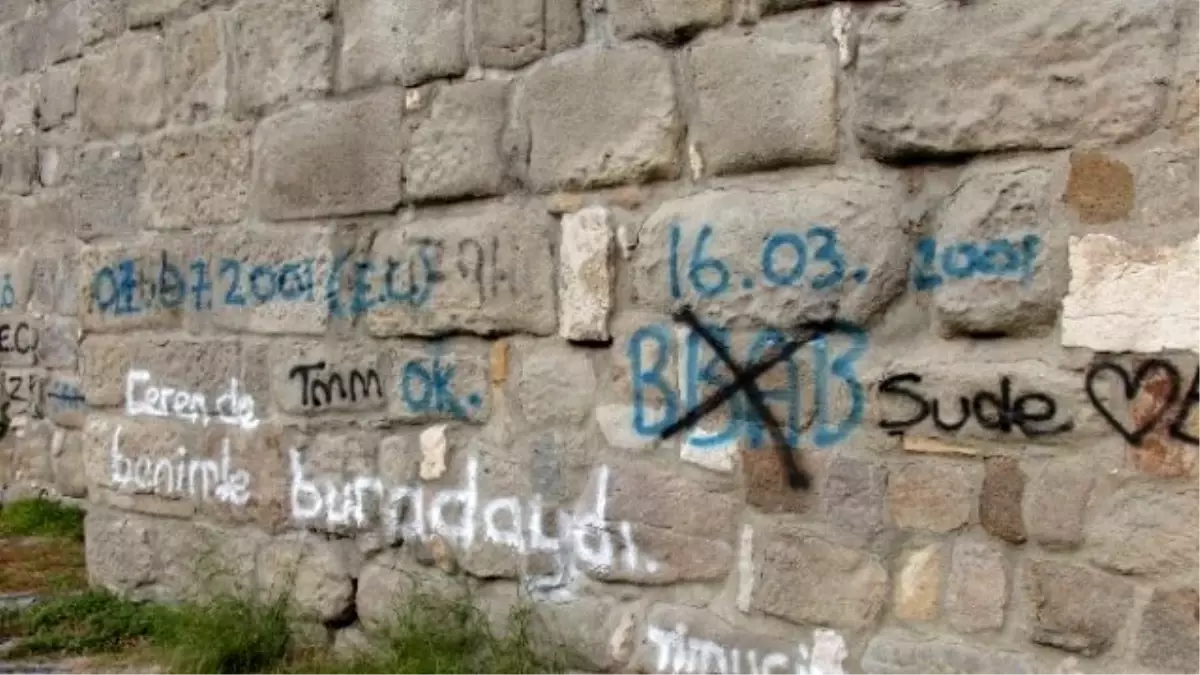 Tarihi Kaleyi Duvar Yazılarıyla Kirlettiler