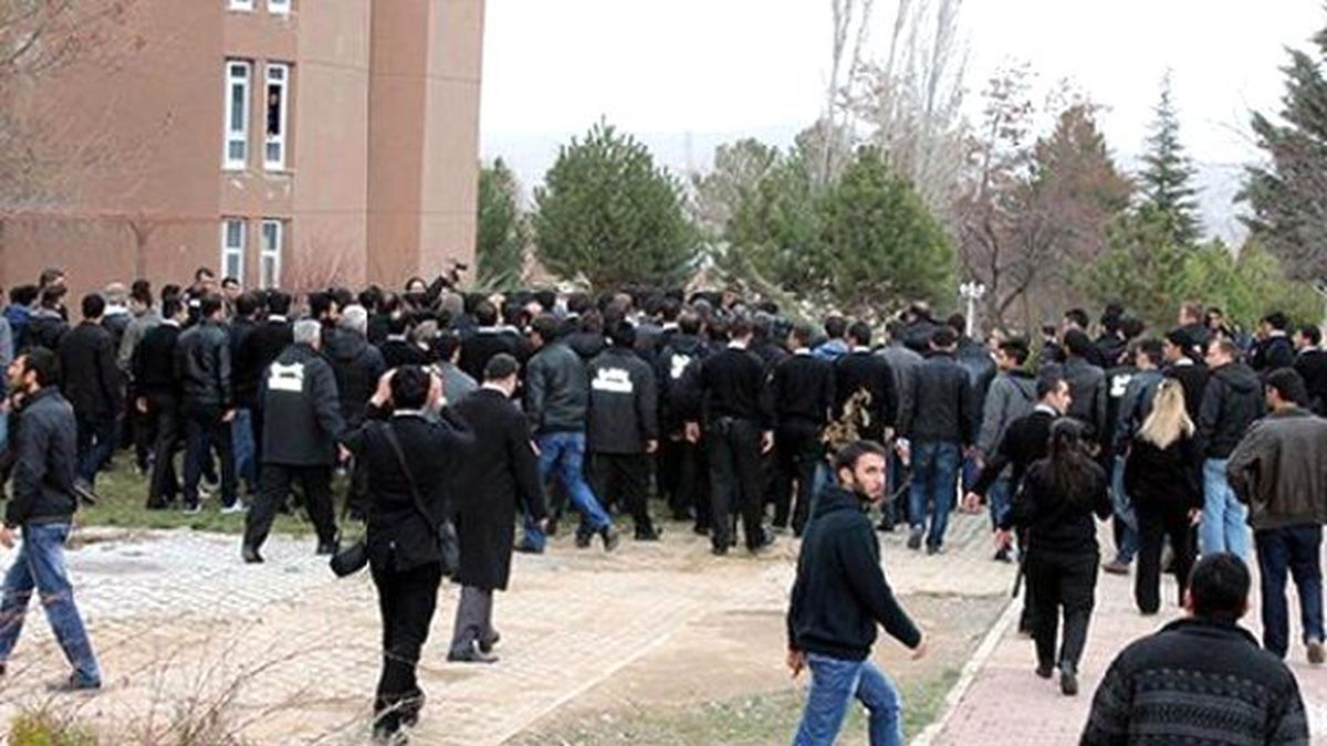 Üniversitelinin Polise Atmak İstediği Patlayıcı Elinde İnfilak Etti: 4 Yaralı
