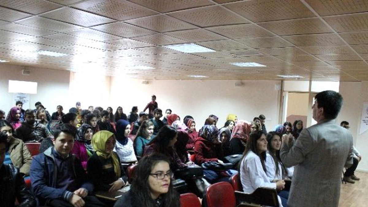Üniversiteye Hazırlanan Öğrencilere Meslekler Tanıtıldı