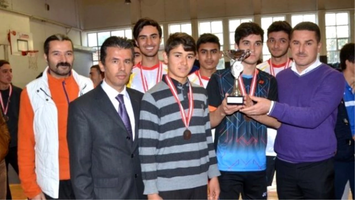 Adana\'da Okullarası Gençler Badminton Müsabakaları