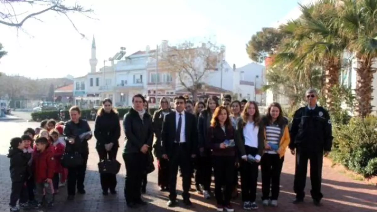 Bozcaadalı Öğrencilerden Huzurevindeki Yaşlılara Yeni Yıl Tebriği