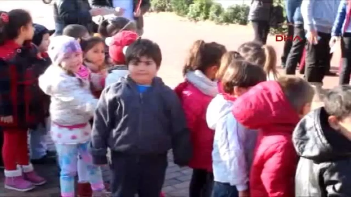 Çanakkale Bozcaadalı Öğrencilerden Yaşlılara Yeni Yıl Tebriği