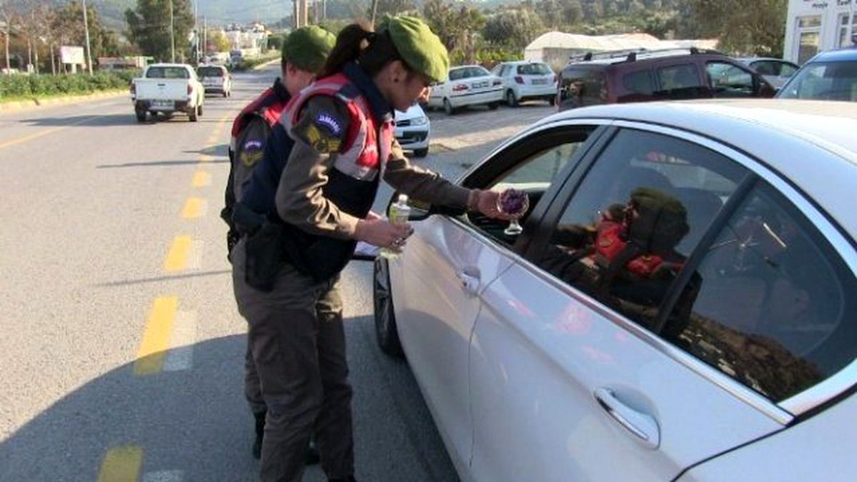 Ceza İçin Değil, Çikolata İkramı İçin Durdurdular