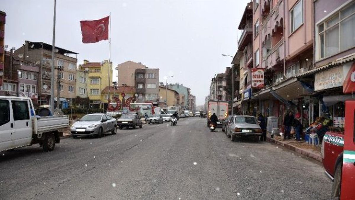 Dursunbey\'de Kar Yağışı Etkili Olmaya Başladı