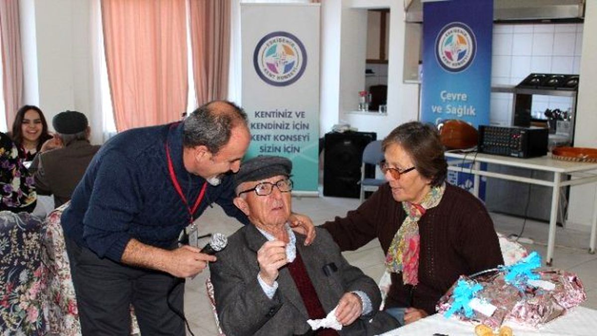 Eskişehir Kent Konseyi Üyeleri, Selami Vardar Yaşlılar Köşkü\'nü Ziyaret Etti