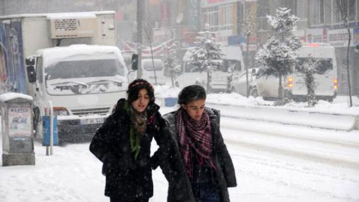Hakkari\'de Kar Yağışı
