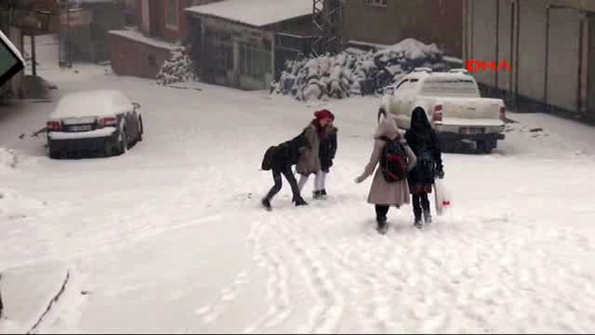 Hakkari\'de Kar Yağışı