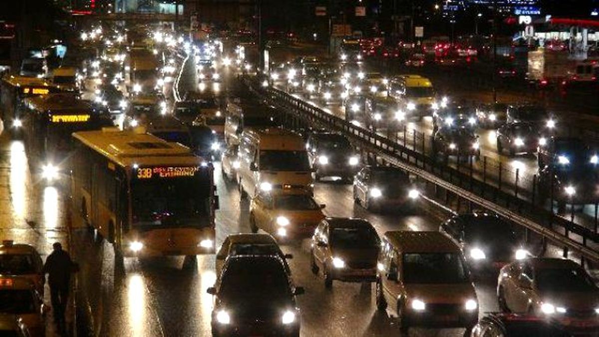 İstanbul\'da Kar Yağışı Nedeniyle Trafik Yoğun...