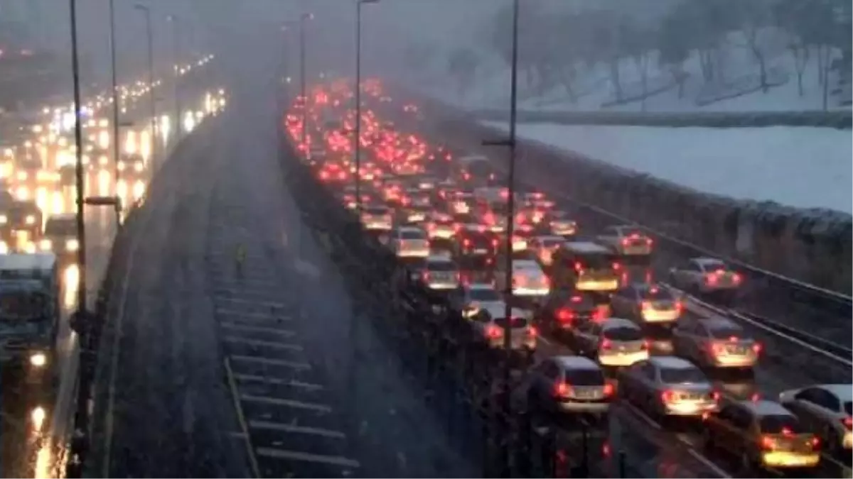 Kar Nedeniyle Boğaziçi Köprüsü Yolunda Trafik Durma Noktasında