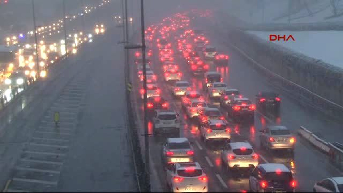 Kar Nedeniyle Boğaziçi Köprüsü Yolunda Trafik Durma Noktasına Geldi