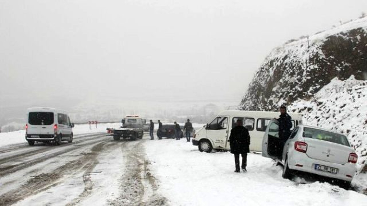 Kar Yağışı ve Buzlanma Kazaları Beraberinde Getirdi