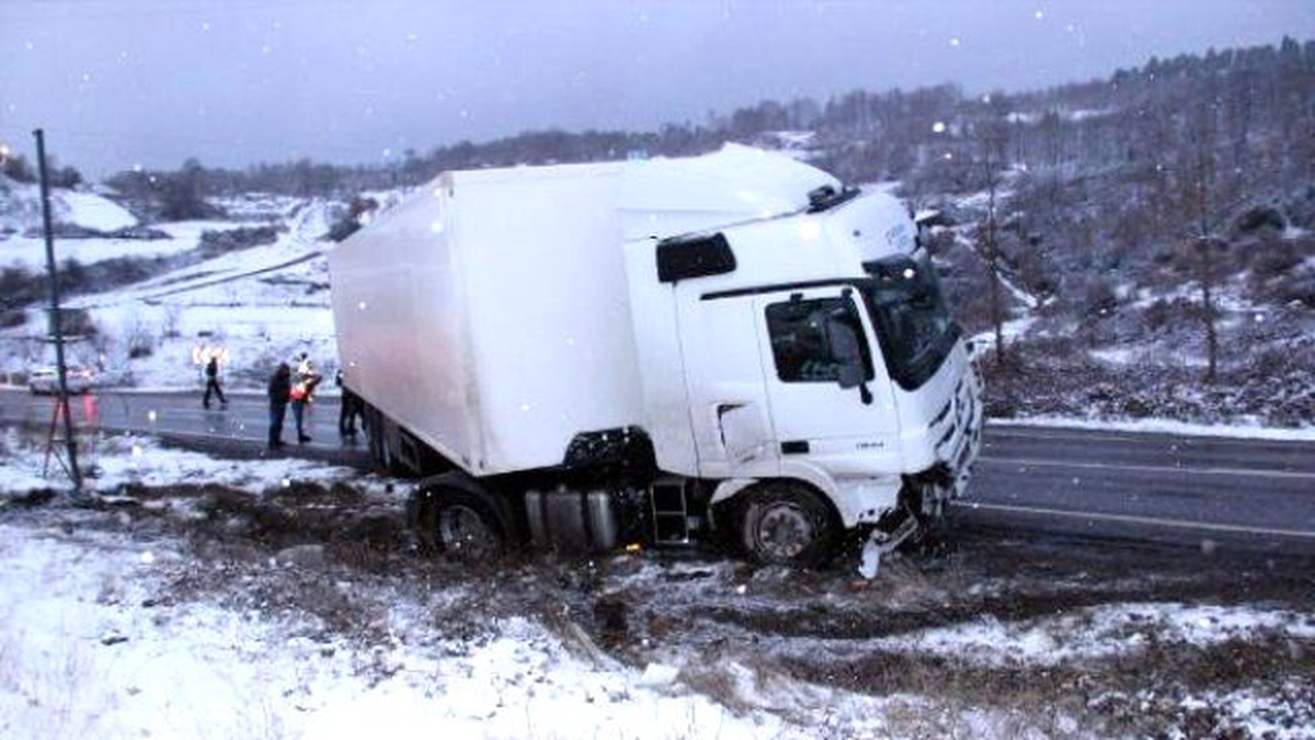 Karda Kayan Tır, Su Kanalına Düştü: 2 Yaralı