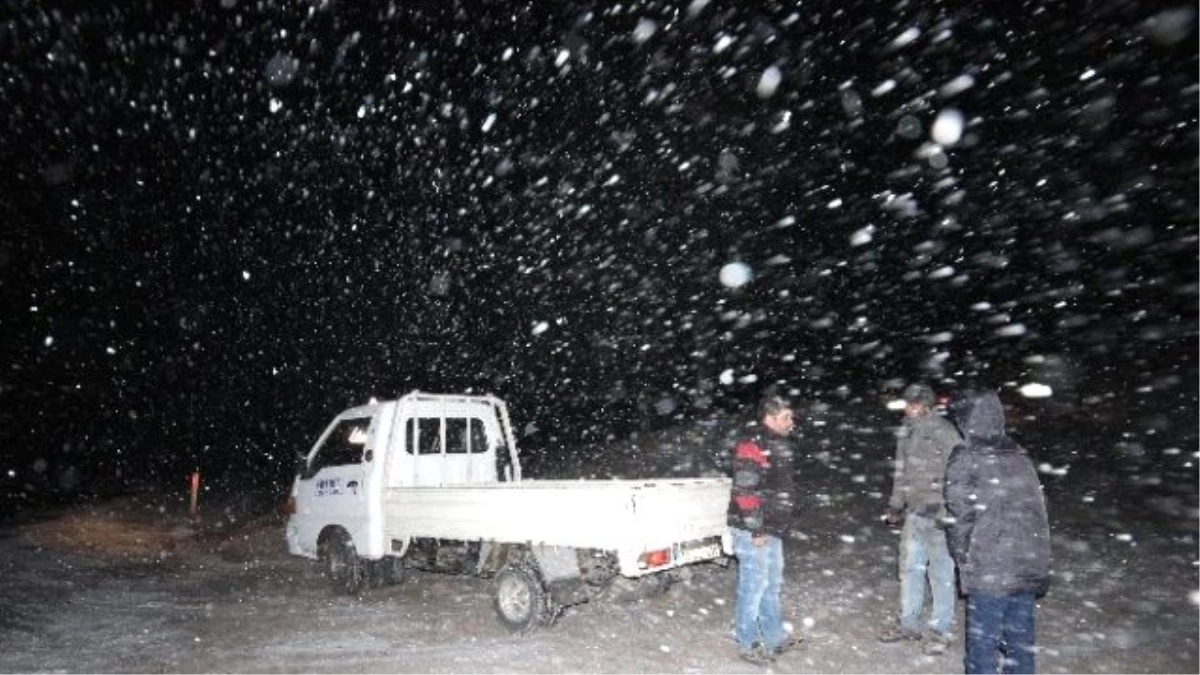 Kazdağları\'nda Kar Yağışı Sürücülere Zor Anlar Yaşatıyor
