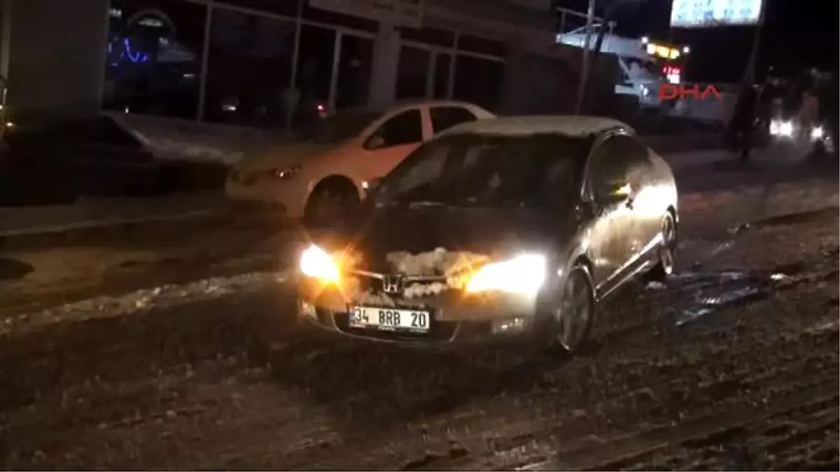 Maltepe\'de Buz Pistine Dönen Yol Sürücülere Zor Anlar Yaşattı