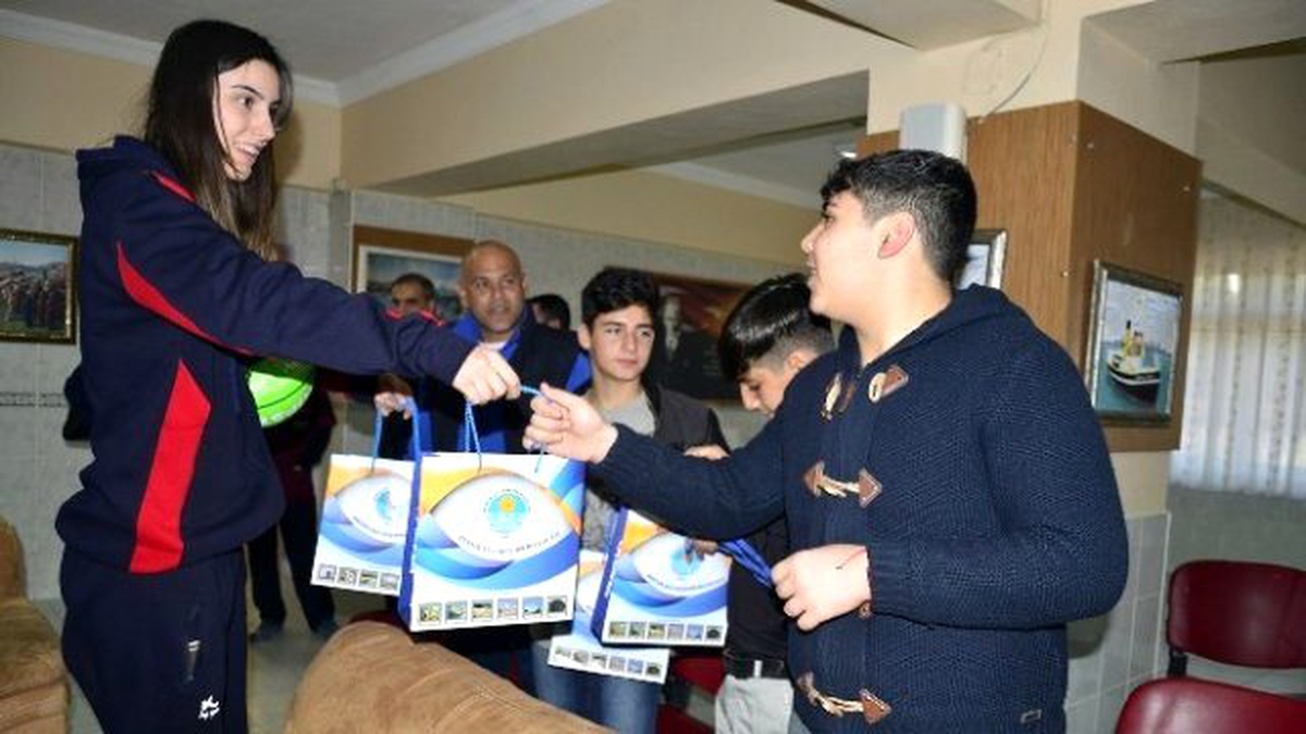 Mersin Büyükşehir Belediyesi Kadın Basketbol Takımı, Kimsesiz Çocukları Ziyaret Etti