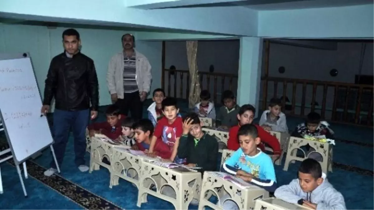 Öğrenciler Camide İngilizce ve Matematik Öğreniyor