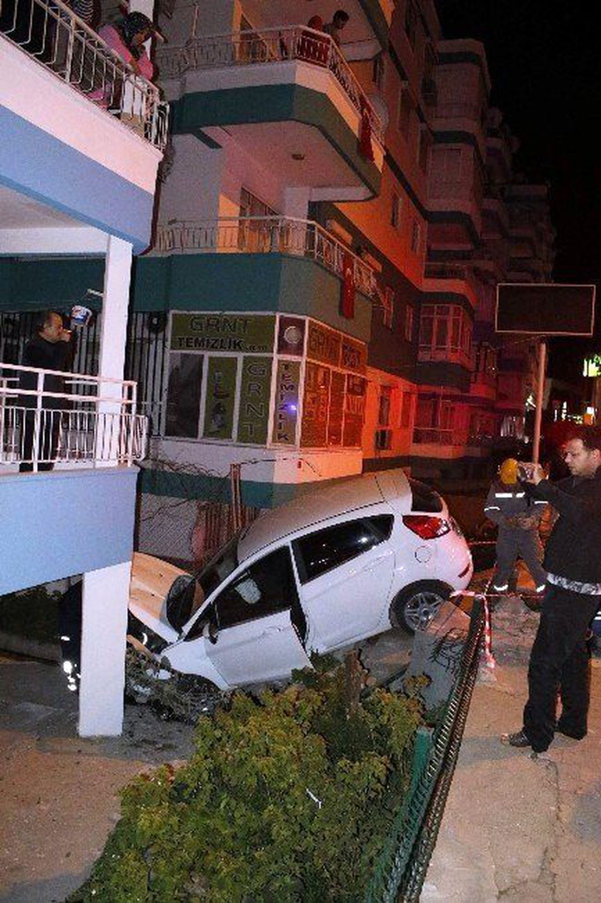 Otomobil Apartman Bahçesine Daldı: 3 Yaralı