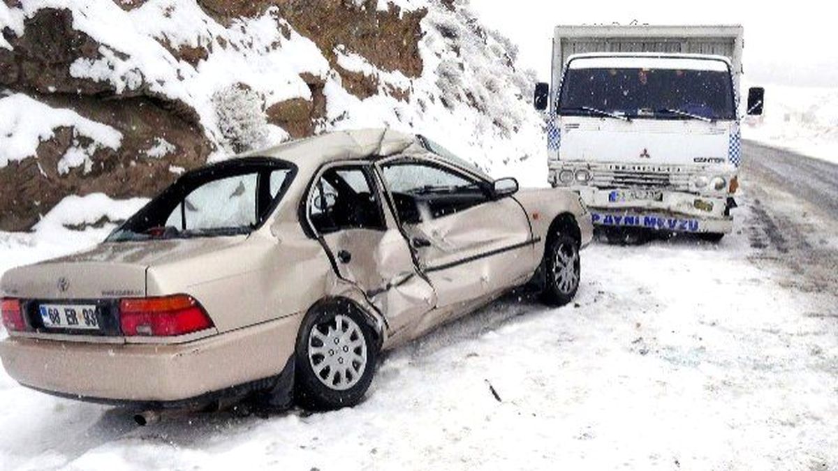 Otomobil Kamyonete Çarptı: 4 Yaralı