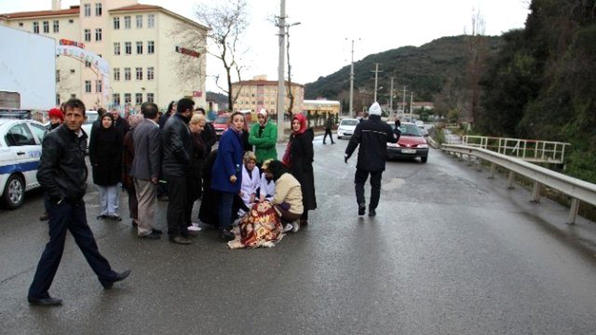 Otomobilin Çarptığı Öğretmen Üşümesin Diye Battaniye Örttüler