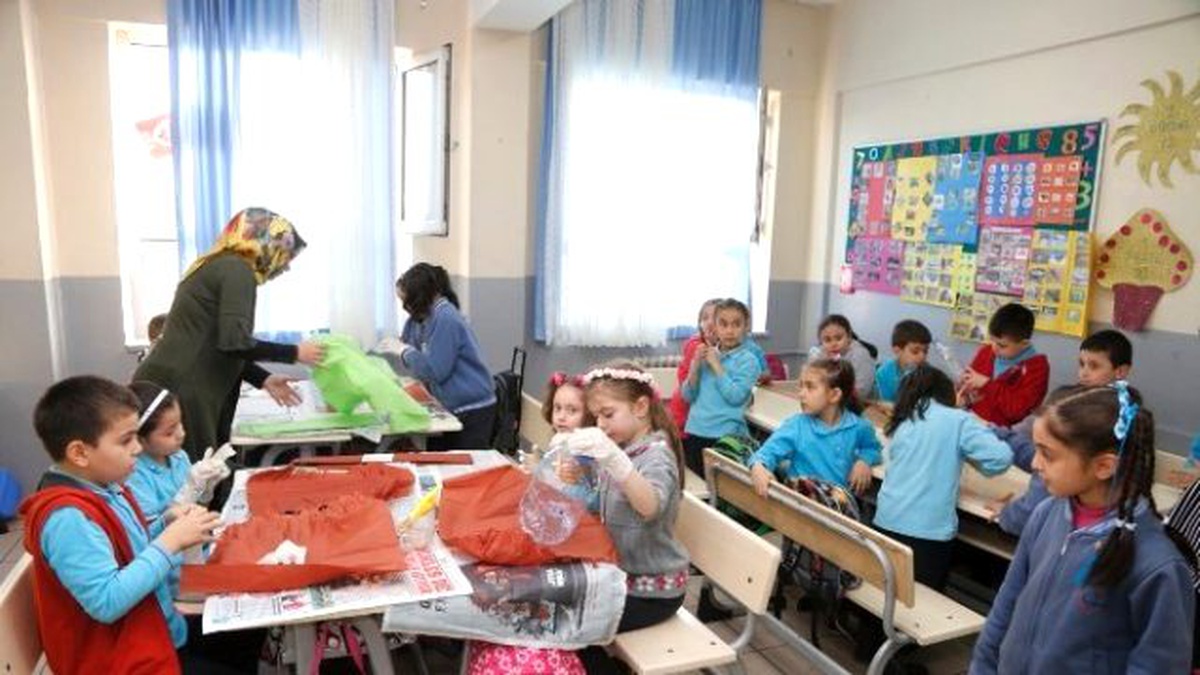 Plastik Atıklardan Kuş Yuvası Yapıp, Ağaçlara Astılar