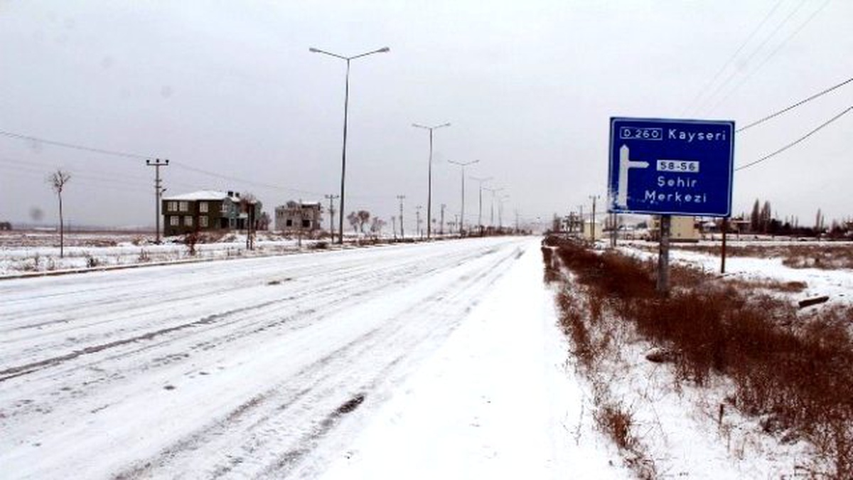 Sivas, Kayseri Karayolunda Kar Yağışı Etkili Oldu