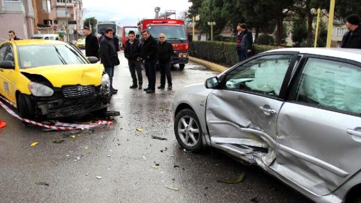 Taksi ile Otomobil Çarpıştı: 2 Yaralı
