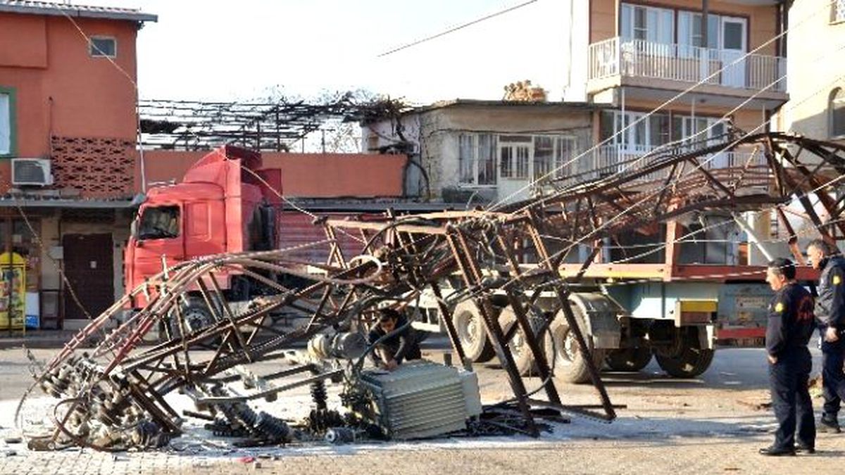 Tır, Trafo Direğine Çarptı