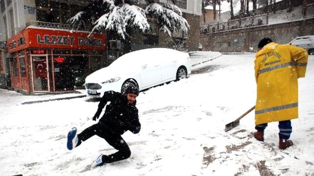 Tokat\'ta Buzlanan Yollarda Vatandaşların Zor Anları