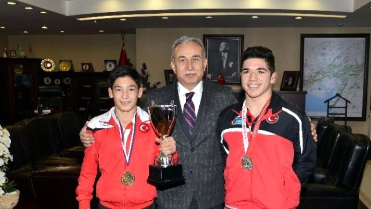 Vali Büyük Balkan Şampiyonu Güreşçileri Ödüllendirdi