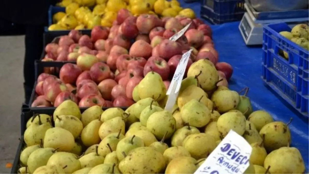 Yeni Yıl Öncesi Son Pazarda Vatandaş Meyveye Yöneldi