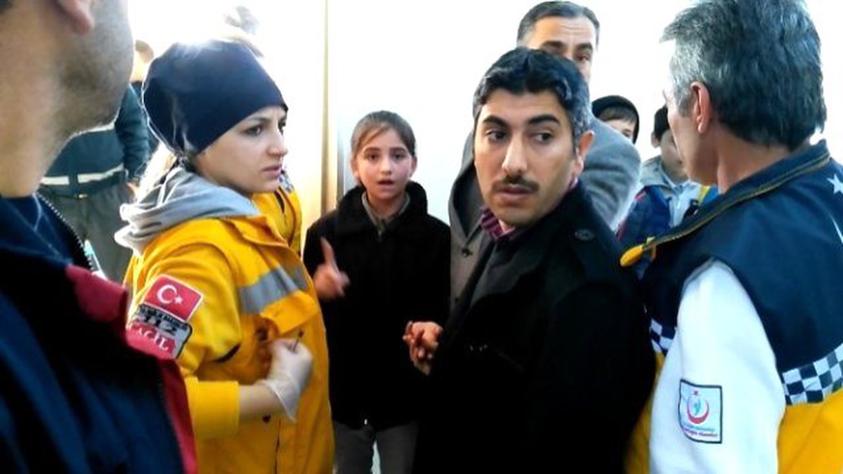 Akıllı Tahtaya Parmağı Sıkışan Öğrenciyi İtfaiye Kurtardı