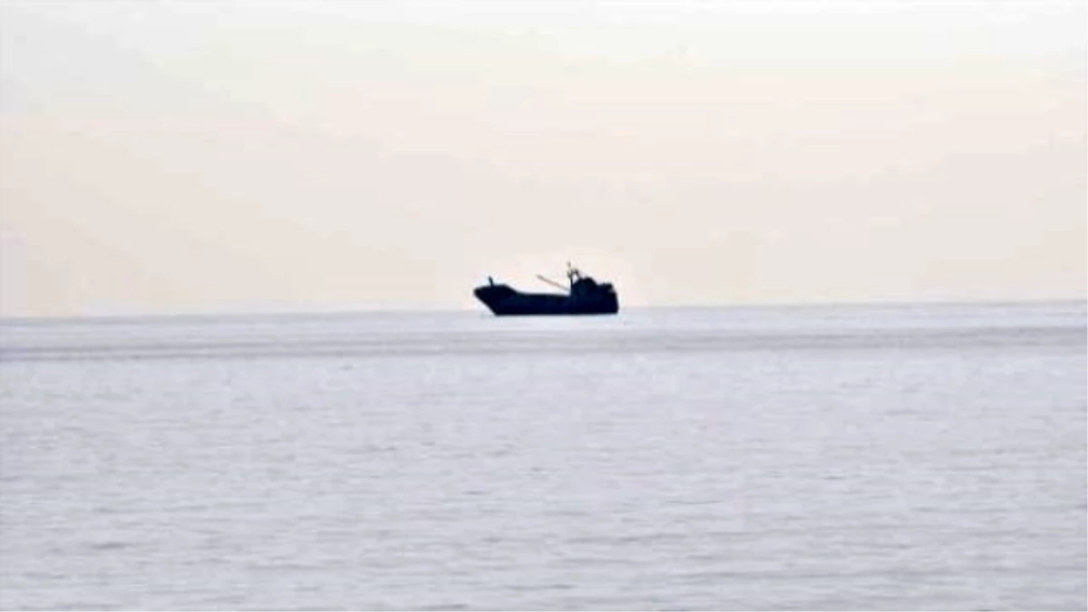 Antalya Açıklarında Terk Edilen Gemi Sürükleniyor