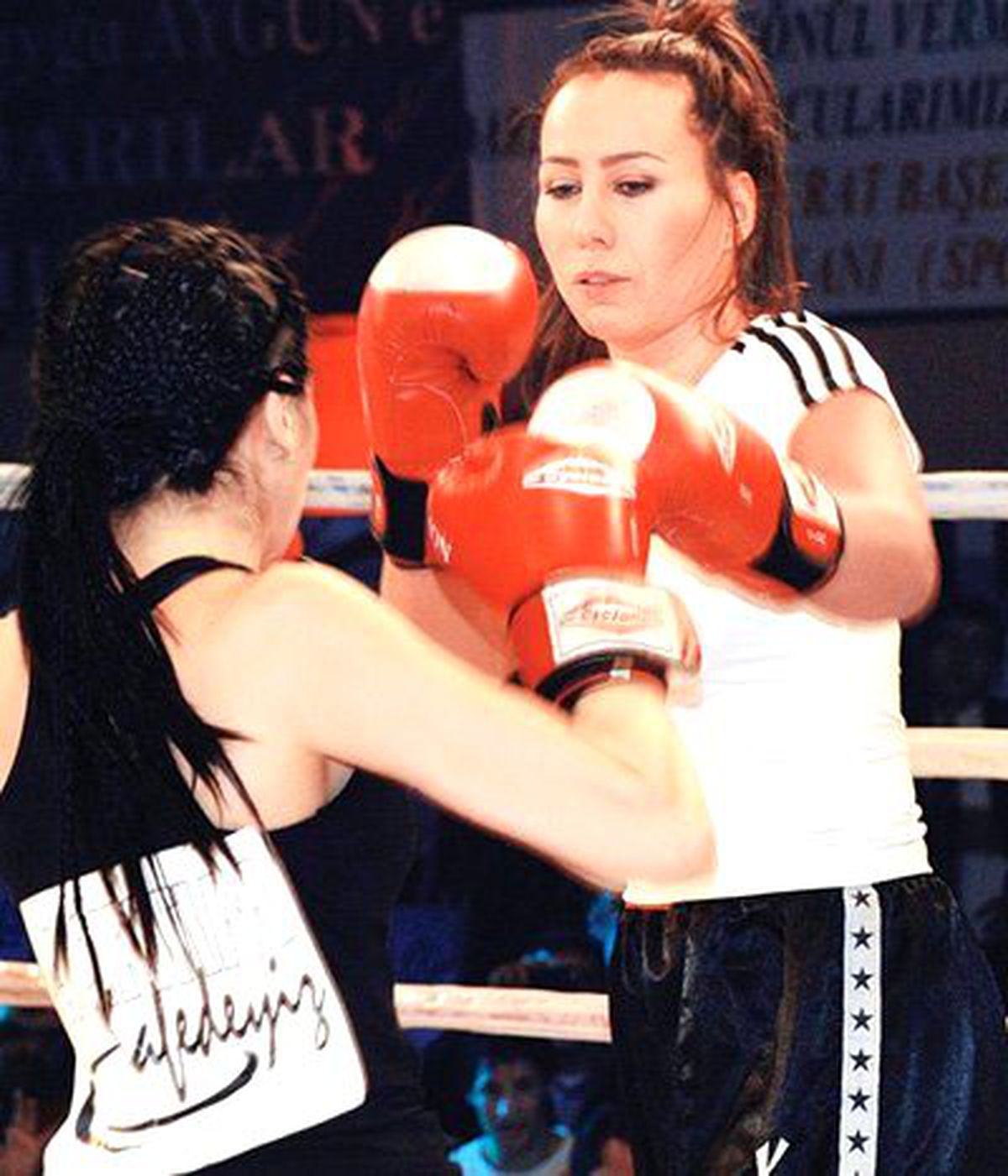 Asena, Bir Erkeği Dövdüğünü İtiraf Etti