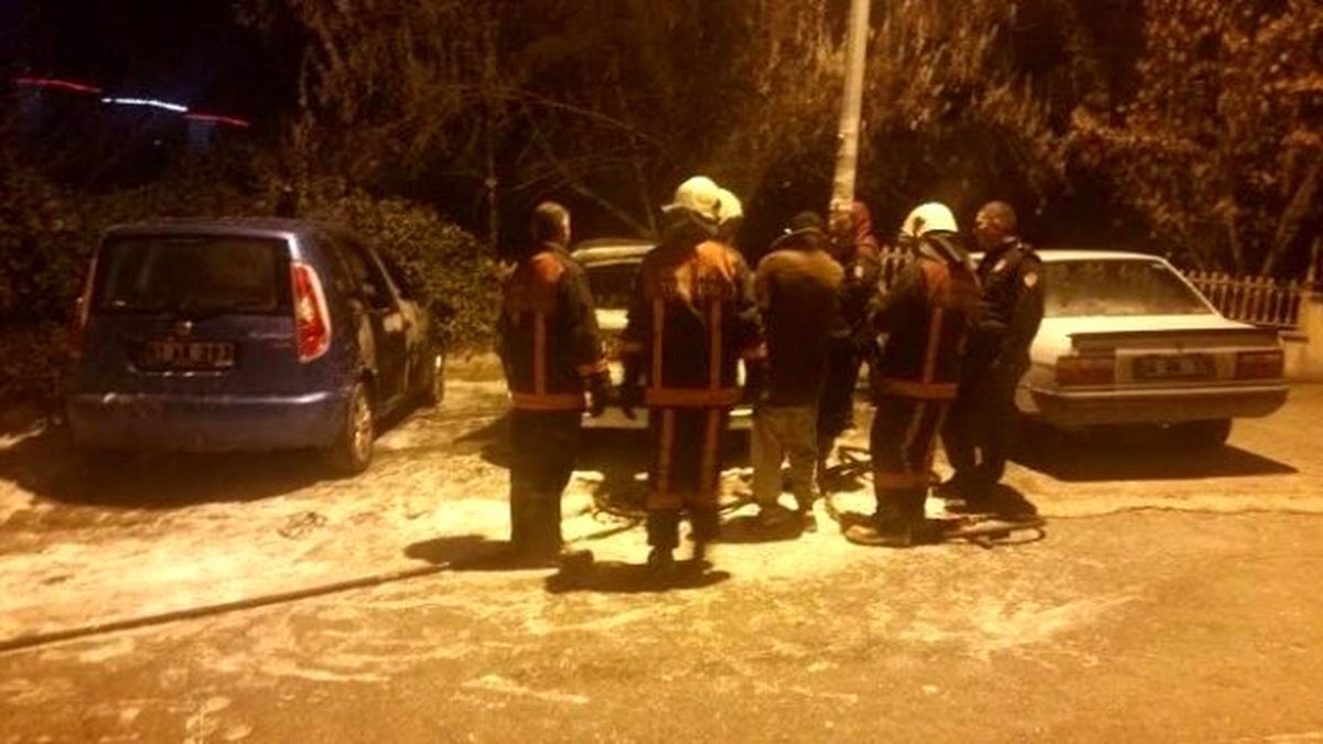 Başkent\'te Park Halindeki Otomobil Alev Aldı