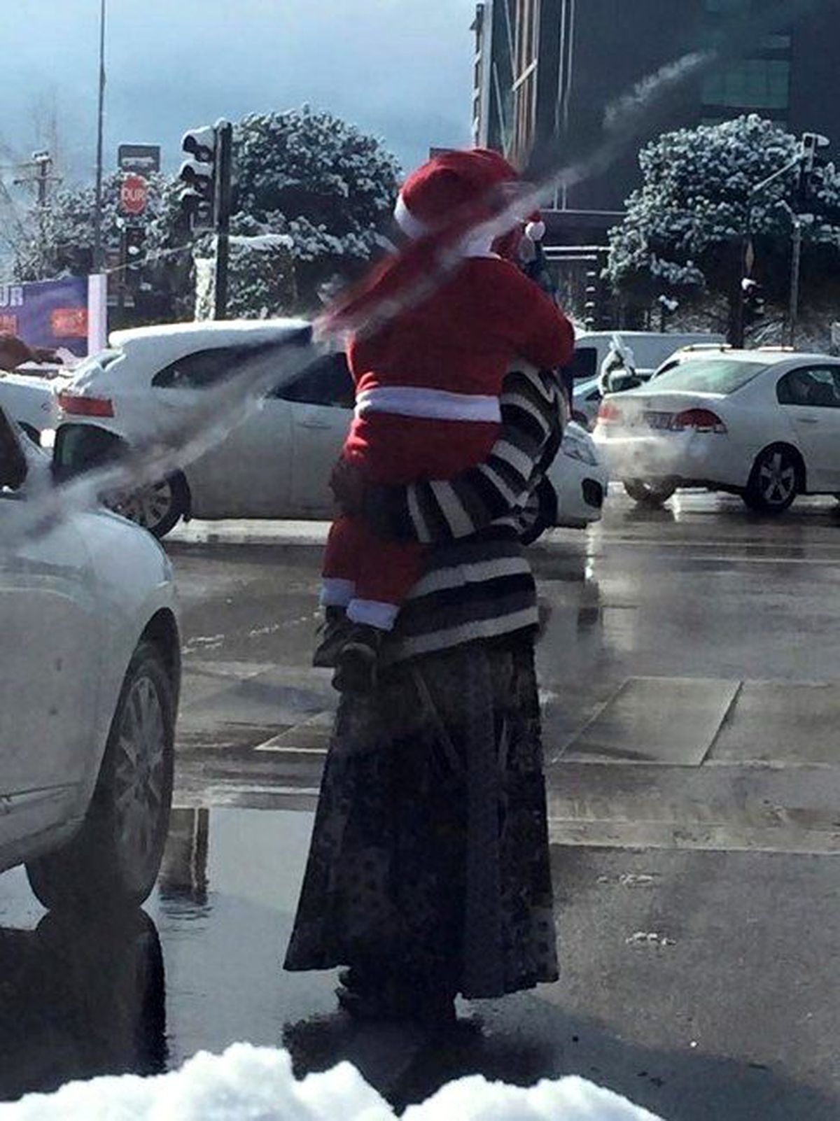Dilenci Kadın Çocuğuna Noel Baba Kostümü Giydirdi