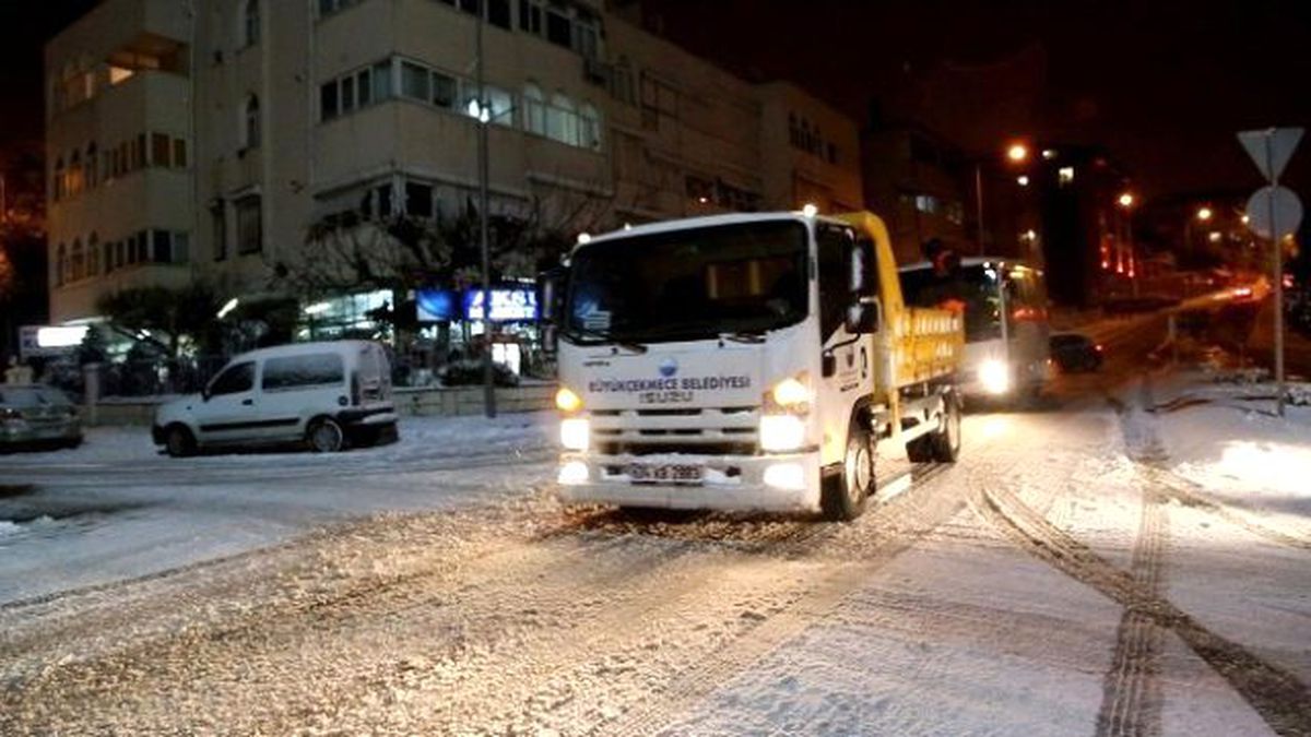 Büyükçekmece\'de Karla Mücadele Ekipleri Gece Gündüz Çalışıyor