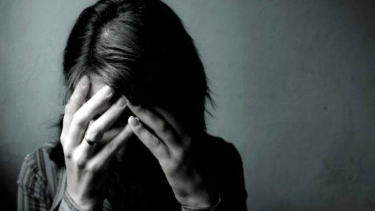 Cani Adam, Sevgilisini Merdivenlerden Aşağı İtti ve Yüzüne Vurdu