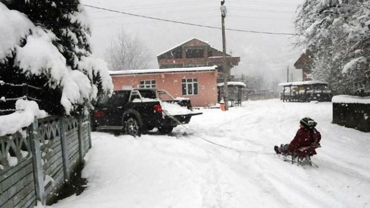 Çaycuma\'da Kar Yağışı Çocukları Sevindirdi